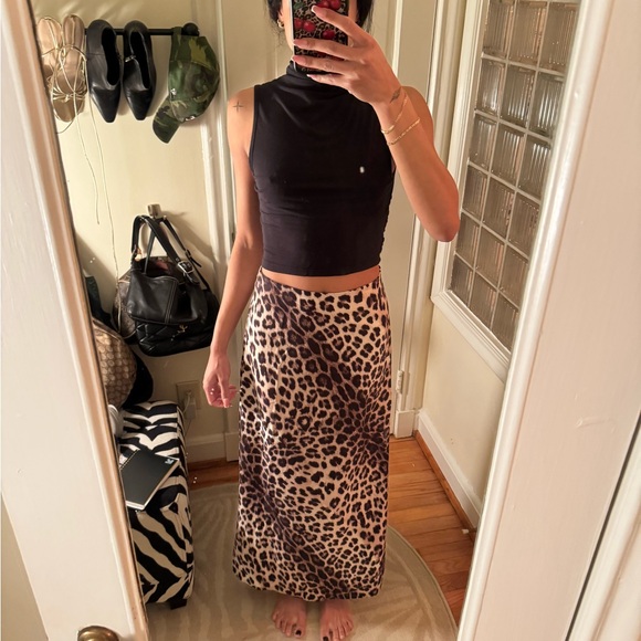 n/ Dresses & Skirts - Chic Leopard Print Midi Skirt